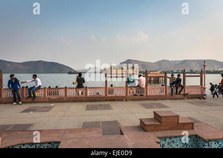 Jal Mahal Palace sull uomo Sagar lago vicino Jaipur, Rajasthan, India Foto Stock