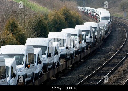 Il treno che porta nuova Ford auto e furgoni a Hatton Bank, Warwickshire, Regno Unito Foto Stock