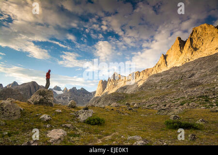 Donna escursionista in bacino Titcomb, Wind River Range, Pinedale, Wyoming. Foto Stock