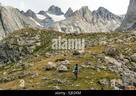 Donna escursionista in bacino Titcomb, Wind River Range, Pinedale, Wyoming. Foto Stock