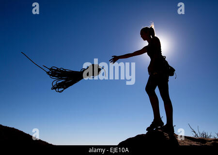 Una femmina di scalatore getta una fune off inferiore Roccia di Gibilterra a Santa Barbara, California. Abbassare il Rock di Gibilterra fornisce grande Foto Stock