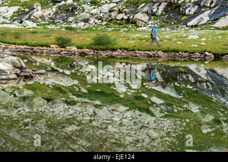 Donna escursionista in bacino Titcomb, Wind River Range, Pinedale, Wyoming. Foto Stock