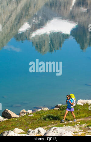 Donna escursionista in bacino Titcomb, Wind River Range, Pinedale, Wyoming. Foto Stock