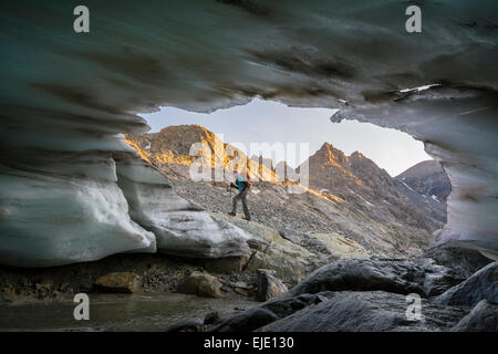 Donna escursionista vicino ghiacciaio in bacino Titcomb, Wind River Range, Pinedale, Wyoming. Foto Stock