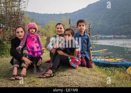 Una famiglia nepalese in Pokhara, Nepal Foto Stock