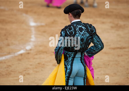 Il torero attendere il toro carica con la capote durante una corrida Foto Stock