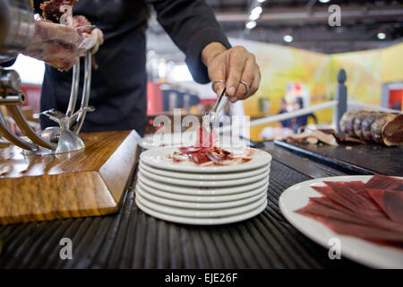 Cameriere che serve acorn-alimentato il prosciutto iberico, Spagna Foto Stock