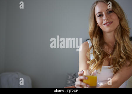 Giovane bella donna con prima colazione Foto Stock