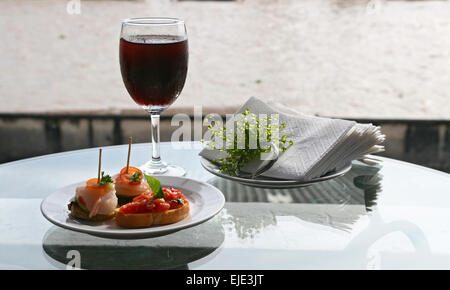 Crostino succosi pomodorini cocktail di gamberetti con vino sul tavolo da pranzo Foto Stock