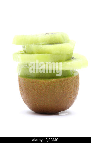 Pezzi fresche kiwi isolati su sfondo bianco Foto Stock