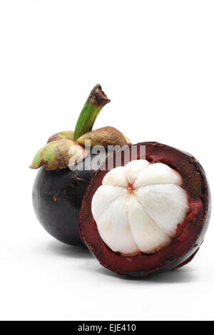 Mangosteen tropicali Frutta su sfondo bianco (messa a fuoco selettiva sul pezzo anteriore) Foto Stock