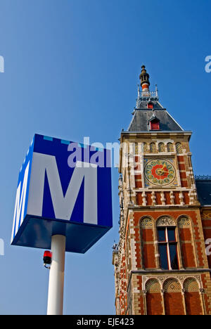 Entrata della metropolitana segno e la torre dell orologio per la stazione centrale di Amsterdam Foto Stock