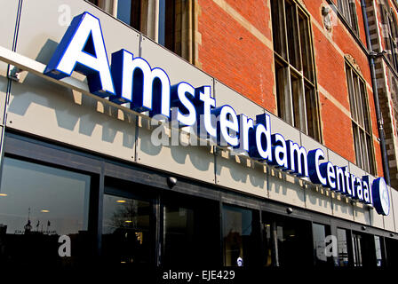 Ingresso per la stazione centrale di Amsterdam nel cuore della città Foto Stock