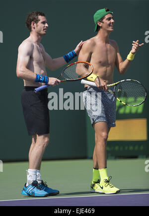 Key Biscayne, FL, Stati Uniti d'America. 24 Mar, 2015. Key Biscayne, FL - marzo 24: Andy Murray scherzi circa con Thanasi Kokkinakis durante la pratica per il suo prossimo corrisponde al 2015 Miami aperto in corrispondenza di Key Biscayne, FL. Fotografo Andrea, Patrono Credito: Andrea, Patrono/ZUMA filo/Alamy Live News Foto Stock