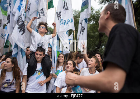 Buenos Aires, Argentina. 24 Mar, 2015. Residenti prendere parte in una marcatura di marzo il 39o anniversario del colpo di stato del 1976, in Plaza de Mayo Square a Buenos Aires, capitale dell'Argentina, il 24 marzo 2015. Credito: Martin Zabala/Xinhua/Alamy Live News Foto Stock