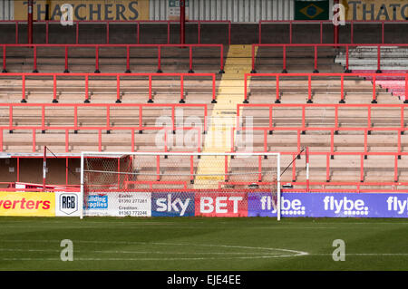 Guardando attraverso il passo verso la meta e terrazze vuota di Exeter City Football Ground presso il St James Park Foto Stock