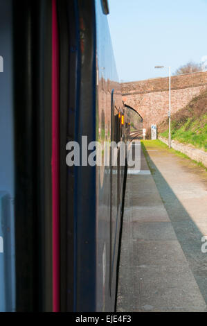 Guardando dalla porta lungo il lato di un primo grande treno occidentale nella piattaforma presso il St James Park, Exeter Foto Stock