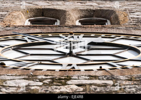 Guardando verso l'alto la faccia dell'orologio della torre di St Leonards Nel centro di Newton Abbot Foto Stock