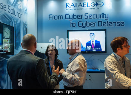 (150324) - TEL AVIV, 24 marzo 2015 (Xinhua) - visitatori parlare con gli espositori a RAFAEL stand, un Cyber Defense Systems Company, durante Cybertech 2015 a Tel Aviv, Israele, il 24 marzo 2015. Cybertech 2015, una conferenza ed esposizione internazionale per le soluzioni di informatica in tutto il mondo, e questo fu tenuto qui il martedì. La manifestazione di due giorni, attira alcune 100 israeliane e le compagnie internazionali per presentare le ultime innovazioni cybertech nel campo. Oltre cinquemila persone in delegazioni provenienti da 50 paesi e regioni sono attesi alla manifestazione. Quasi 90 interventi su argomenti di cyber soluzioni in Foto Stock