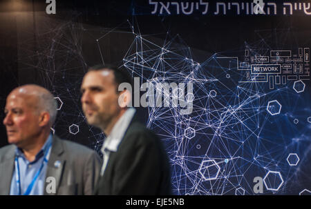 (150324) - TEL AVIV, 24 marzo 2015 (Xinhua) -- un visitatore e un espositore sono visti presso lo stand dell'Israele aerospaziale (IAI) TAME Cyber Defense Suite durante Cybertech 2015 a Tel Aviv, Israele, il 24 marzo 2015. Cybertech 2015, una conferenza ed esposizione internazionale per le soluzioni di informatica in tutto il mondo, e questo fu tenuto qui il martedì. La manifestazione di due giorni, attira alcune 100 israeliane e le compagnie internazionali per presentare le ultime innovazioni cybertech nel campo. Oltre cinquemila persone in delegazioni provenienti da 50 paesi e regioni sono attesi alla manifestazione. Quasi 90 interventi su t Foto Stock