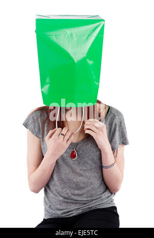 Giovane donna con Green Shopping Bag sulla testa Foto Stock