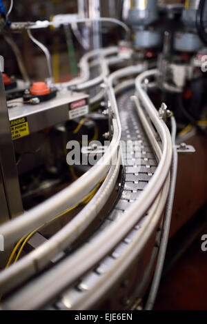 Curvi linea di montaggio nastro trasportatore per l'imbottigliamento della birra in una birreria plantvToronto Foto Stock