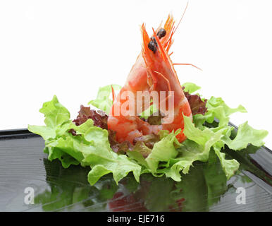 Cocktail di gamberetti insalata sul piatto Foto Stock