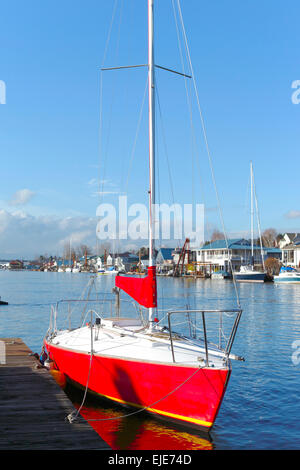 Rosso barca a vela ormeggiata in un bayou. Foto Stock