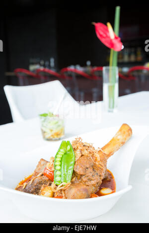 Gourmet Entree principale corso d'agnello mussamun curry Thailandese in stile indiano Foto Stock