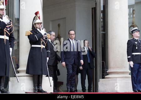 Parigi, Francia. 24 Mar, 2015. Il Presidente francese Francois Hollande attende l arrivo della coppia reale spagnola presso il presidential Elysee Palace prima di un incontro. © Nicolas Kovarik/Pacific Press/Alamy Live News Foto Stock