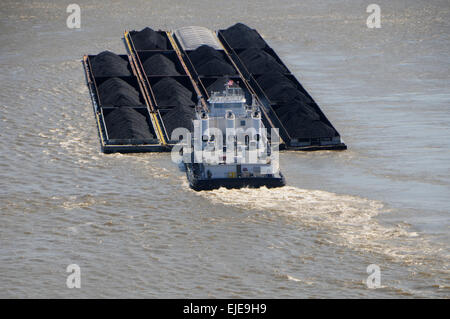 Rimorchiatore spinge chiatta di carbone lungo il fiume Mississippi a New Orleans, Louisiana, Stati Uniti d'America. Foto Stock