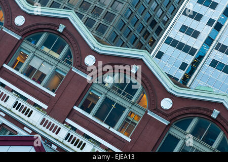 Edificio di contrasto di stili tra la stazione di Waterfront e nuove torri di vetro in Vancouver Foto Stock