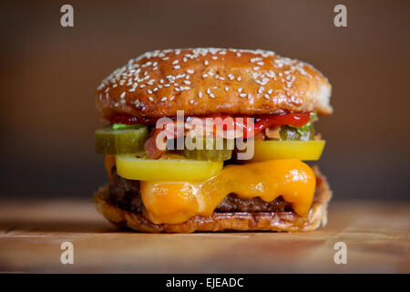 Bacon cheeseburger con tutti i fissaggi Foto Stock