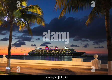 Disney Cruise nave ormeggiata in Cozumel Messico, pronta a salpare al tramonto Foto Stock