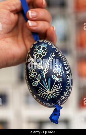 Folk Motif uovo di Pasqua in mano Praga Repubblica Ceca, Europa Foto Stock