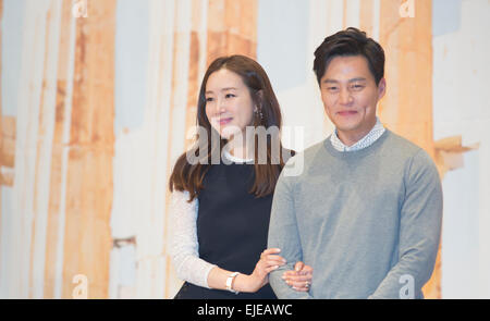 Choi Ji-Woo e Lee Seo-jin, Mar 24, 2015 : Sud attrice coreana Choi Ji-woo (L) e l'attore Lee Seo-jin pongono nel corso di una conferenza stampa per la tvN il reality show, "Nonni su fiori in Grecia " a Seul, in Corea del Sud. © Lee Jae-Won/AFLO/Alamy Live News Foto Stock