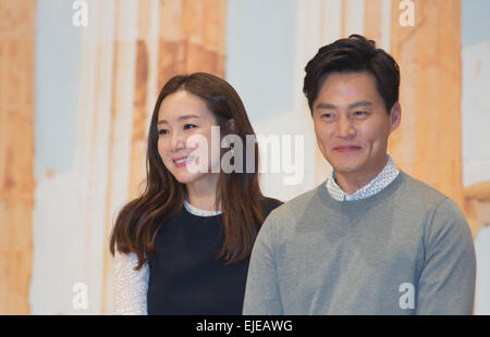 Choi Ji-Woo e Lee Seo-jin, Mar 24, 2015 : Sud attrice coreana Choi Ji-woo (L) e l'attore Lee Seo-jin pongono nel corso di una conferenza stampa per la tvN il reality show, "Nonni su fiori in Grecia " a Seul, in Corea del Sud. © Lee Jae-Won/AFLO/Alamy Live News Foto Stock