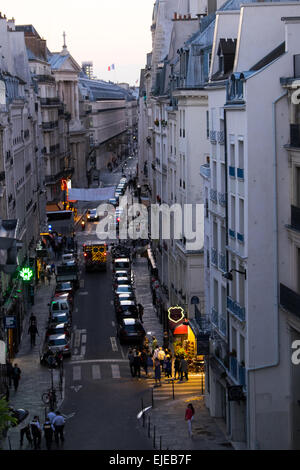 Mulino di gente del posto su una tipica settimana di notte per le strade di Parigi, Francia Foto Stock