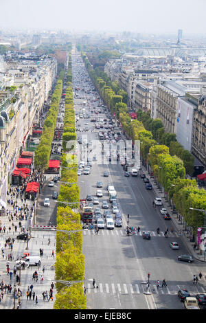 Il Champs Elysees come visto dalla cima del famoso Arco di Trionfo a Parigi, Francia Foto Stock