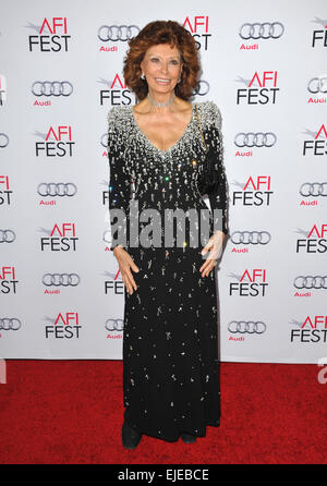 LOS ANGELES, CA - Novembre 12, 2014: Sophia Loren presso l'American Film Institute's speciale omaggio di gala in onore di lei come parte dell'AFI FEST 2014 presso il Teatro Dolby, Hollywood. Foto Stock