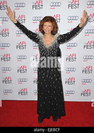 LOS ANGELES, CA - Novembre 12, 2014: Sophia Loren presso l'American Film Institute's speciale omaggio di gala in onore di lei come parte dell'AFI FEST 2014 presso il Teatro Dolby, Hollywood. Foto Stock