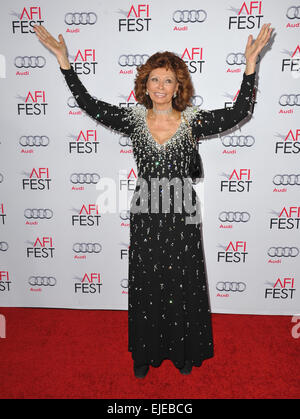 LOS ANGELES, CA - Novembre 12, 2014: Sophia Loren presso l'American Film Institute's speciale omaggio di gala in onore di lei come parte dell'AFI FEST 2014 presso il Teatro Dolby, Hollywood. Foto Stock