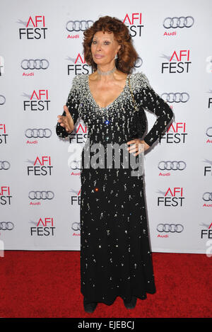 LOS ANGELES, CA - Novembre 12, 2014: Sophia Loren presso l'American Film Institute's speciale omaggio di gala in onore di lei come parte dell'AFI FEST 2014 presso il Teatro Dolby, Hollywood. Foto Stock