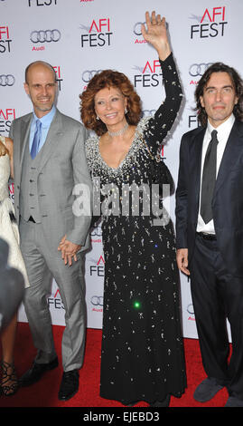 LOS ANGELES, CA - Novembre 12, 2014: Sophia Loren & sons Edoardo Ponti (sinistra) e Carlo Ponti presso l'American Film Institute's speciale omaggio di gala in onore di lei come parte dell'AFI FEST 2014 presso il Teatro Dolby, Hollywood. Foto Stock