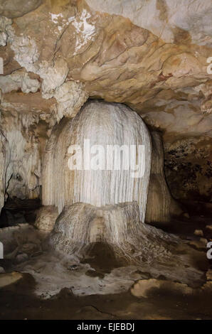 Stalattiti e stalagmiti nella grotta di Tham Lod National Park, Mae Hong Son Provincia, Thailandia Foto Stock