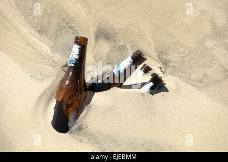 Scartare le bottiglie di birra in una duna di sabbia su South Padre Island, Texas, Stati Uniti d'America Foto Stock