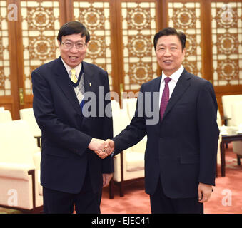 Pechino, Cina. 25 Mar, 2015. Chinese Vice Presidente Li Yuanchao (R) soddisfa con Pornpetch Wichitcholchai, presidente della Thailandia del Assemblea nazionale legislativa, presso la Grande Sala del Popolo di Pechino, capitale della Cina, 25 marzo 2015. © Rao Aimin/Xinhua/Alamy Live News Foto Stock