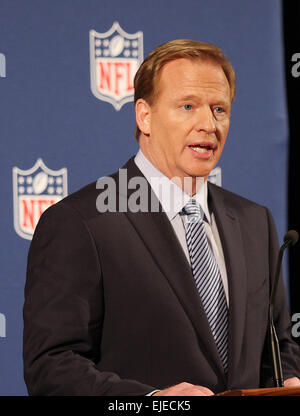 Signor Commissario NFL Roger Goodell tiene una conferenza stampa presso l'Hotel Hilton per discutere il raggio incidente di riso, ammettendo che egli "sbagliato", e pegno che egli sarà "Get it Right, andando avanti.' dotate di: Roger Goodell dove: New York City, New Yor Foto Stock