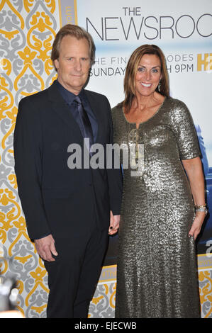 LOS ANGELES, CA - 4 Novembre 2014: Jeff Daniels & moglie Kathleen Treado presso la stagione tre premiere della sua serie HBO " Notizie " al Directors Guild of America Theatre, West Hollywood. Foto Stock