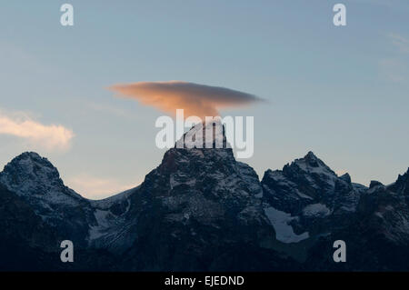 Nube lenticolare al tramonto sul Grand Teton picco di montagna Foto Stock